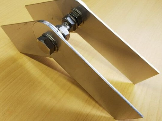 ラック支持自在金物