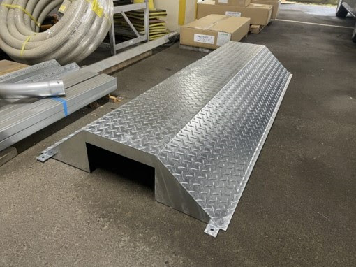 配管保護用 縞鋼板段差スロープ